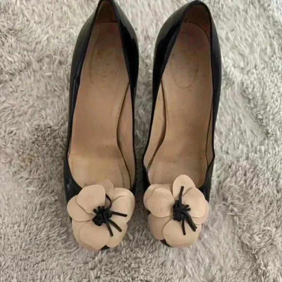 KATE SPADE Zaria Black Patent Leather Flower Pumps - Picture 6 of 9